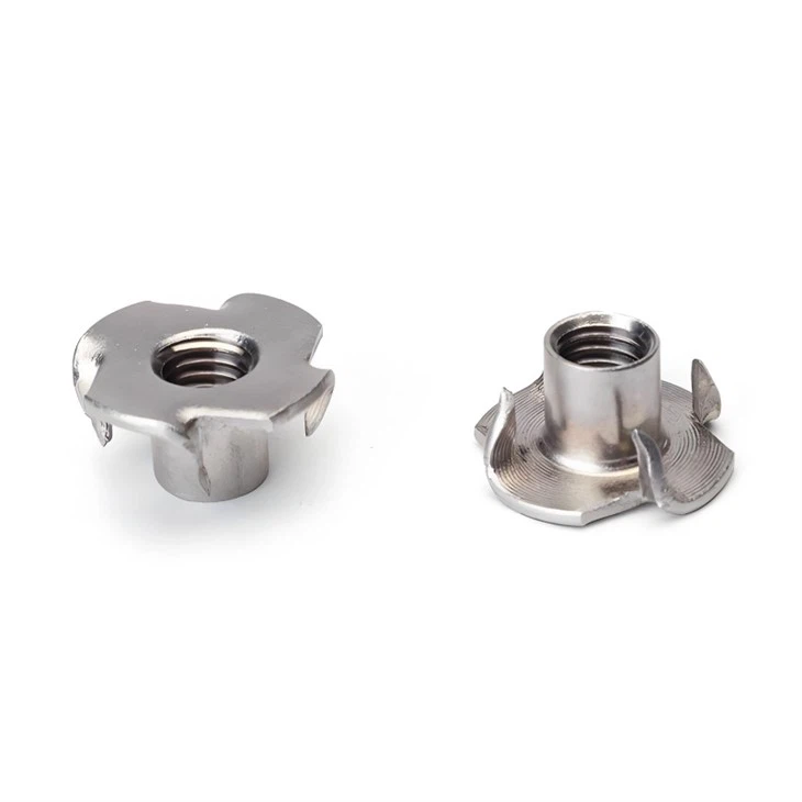 Tuerca en T de cuatro garras de acero inoxidable DIN1624
